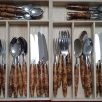 Due set di posate in acciaio.