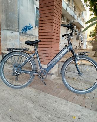 Bicicletta elettrica, velocità 30 km/h, batteria