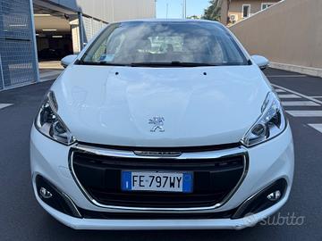 Peugeot 208 98 mila km, bella ed efficiente