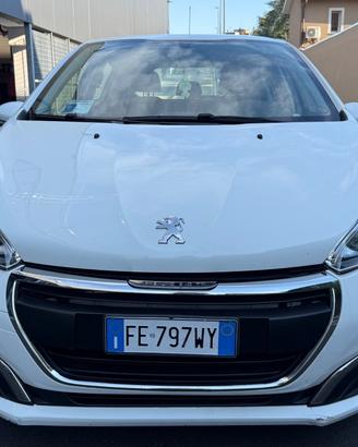 Peugeot 208 98 mila km, bella ed efficiente