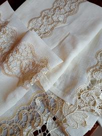 Coppia di tende con pizzo ricamato.