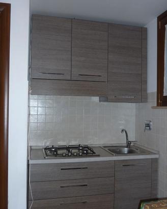 CUCINA con lavello e piano cottura