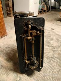 Macchina da cucire antica