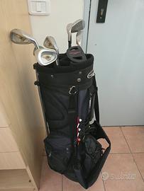 mazze da golf e scarpe