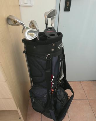 mazze da golf e scarpe
