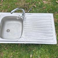 Lavello da incasso Mondial con rubinetto e tubi di