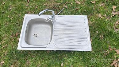 Lavello da incasso Mondial con rubinetto e tubi di