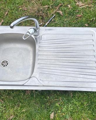 Lavello da incasso Mondial con rubinetto e tubi di