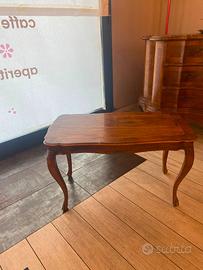 Tavolino basso vintage in legno con gambe sagomate