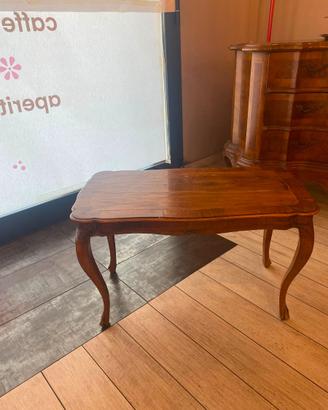 Tavolino basso vintage in legno con gambe sagomate