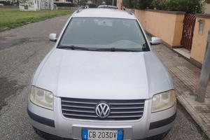 Volkswagen Passat grigia appena revisionata