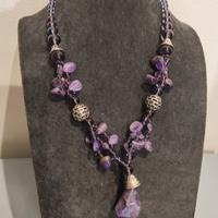 collana con ametista e perle in vetro 