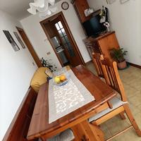 Tavolo con sedie e monile da arredamento