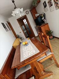 Tavolo con sedie e monile da arredamento