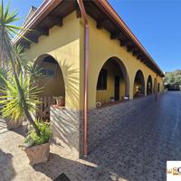 MOLARA: VILLA CON TERRAZZO RECENTEMENTE