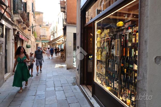 NEGOZIO A VENEZIA