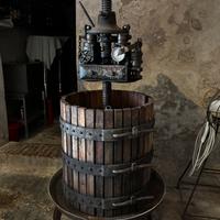 Antico Torchio strettoio per uva marca Laverda