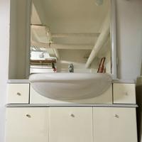 Mobile bagno con specchio e lavabo