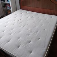 Letto matrimoniale con il materasso