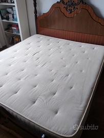Letto matrimoniale con il materasso