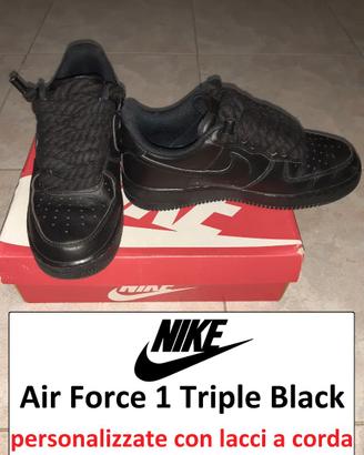 Nike Air Force 1 Low Triple Black lacci in corda