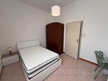 Zona Policlinico: stanza singola arredata