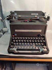 Macchina da scrivere Olivetti M40/3