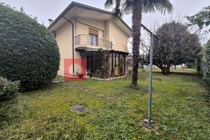 BIFAMILIARE CON 800 MQ GIARDINO "RIF. UPR8"