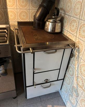 Cucina a legna Rizzoli con piastra, categoria A+