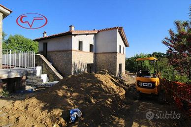 Villa di 180 m² con più di 5 locali a Laterina Per