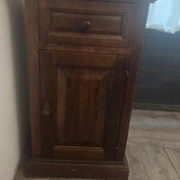 Comodino in legno