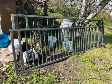 Cancello in ferro battuto con ruota e serratura