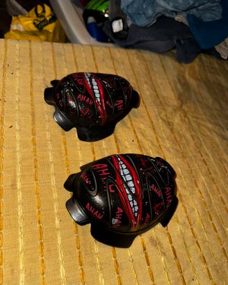 2 saponette/ginocchiere per tuta moto in magnesio