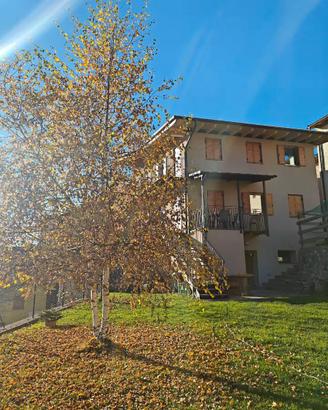 Casa  singola libera su tre lati con giardino