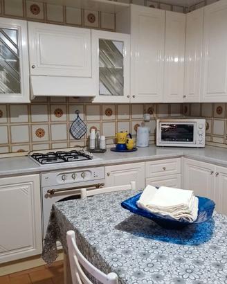 Cucina a L completa.
