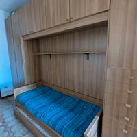 Camera singola a ponte con scrivania e libreria