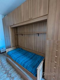 Camera singola a ponte con scrivania e libreria