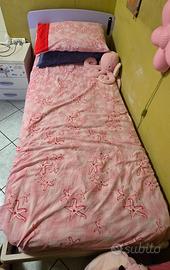 Coppia di letti singolo con comodino e materasso