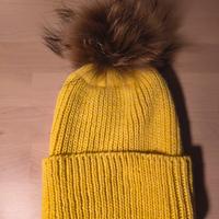 Cappello in lana con pompon in vera pelliccia 