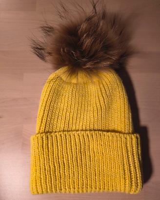 Cappello in lana con pompon in vera pelliccia 