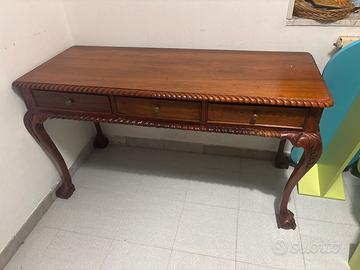Scrivania classica in mogano intagliato, vintage