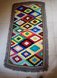 Coperta colorata all'uncinetto usata