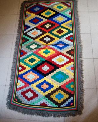 Coperta colorata all'uncinetto usata