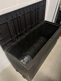 Baule marrone in plastica