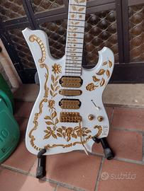 chitarra artigianale bianca
