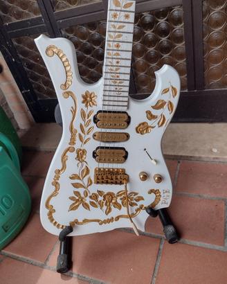 chitarra artigianale bianca