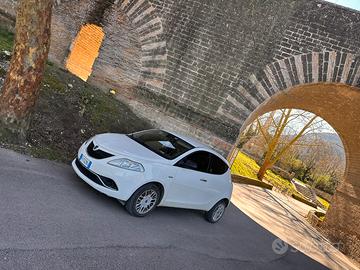 Lancia Ypsilon 3* serie 2017 valuto permuta