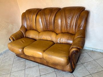 2 poltrone singole e un divano in pelle