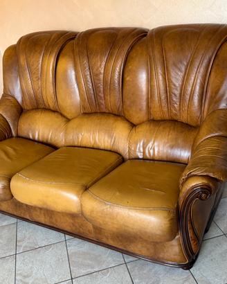 2 poltrone singole e un divano in pelle
