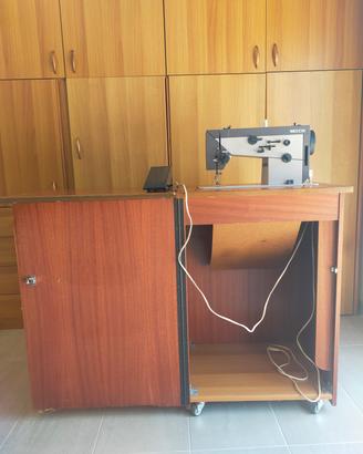 Macchina da cucire elettrica Necchi con mobiletto 